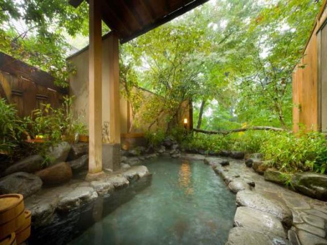 ～温泉入りたい方に嬉しい～
お仕事終わりには景色の良い露天風呂へ…