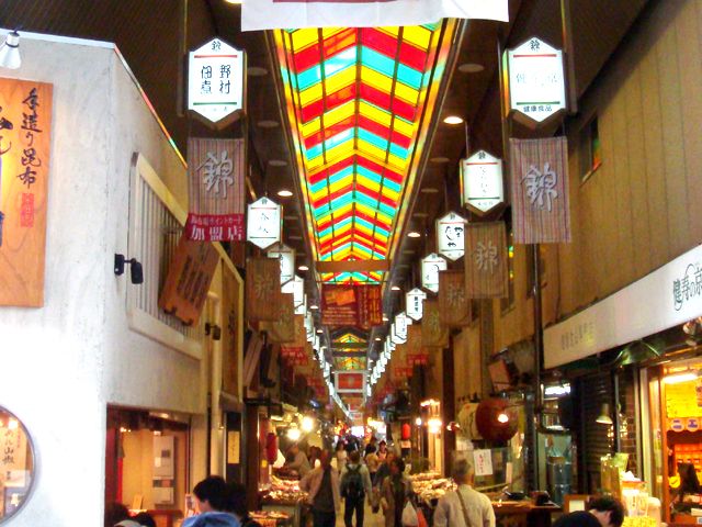 外国人のお客様に大人気の「錦」商店街です。