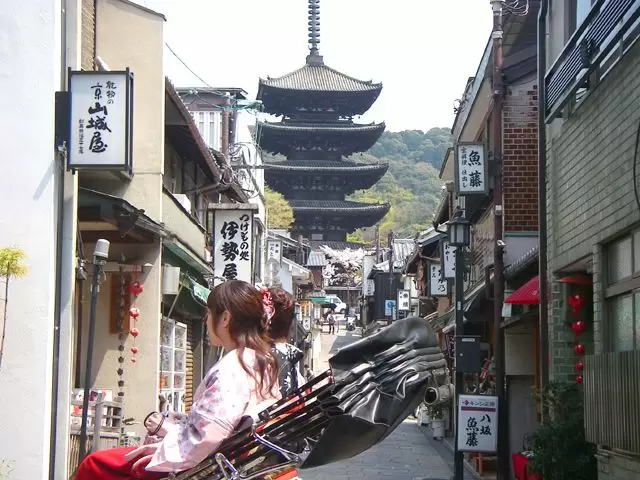 京都市街地まではバスで50分程、目の前にバス停があり便利。