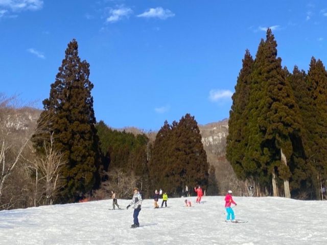 スキー場からすぐの自然に囲まれた宿泊施設でのお仕事です。