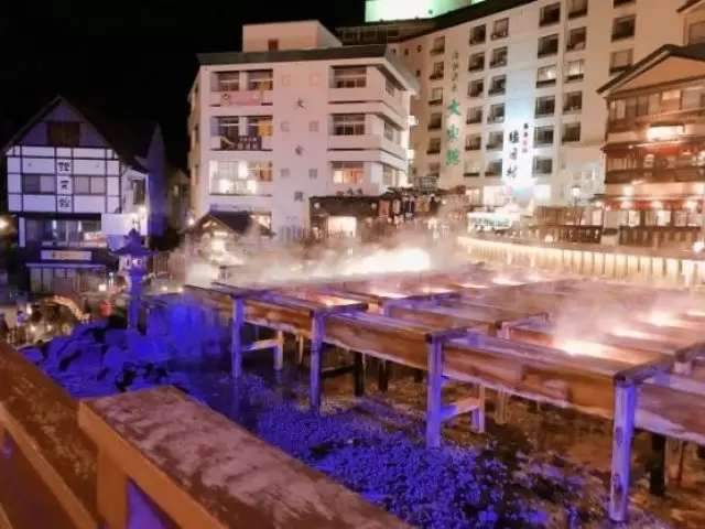 少し歩けば湯畑（観光地）となります♪