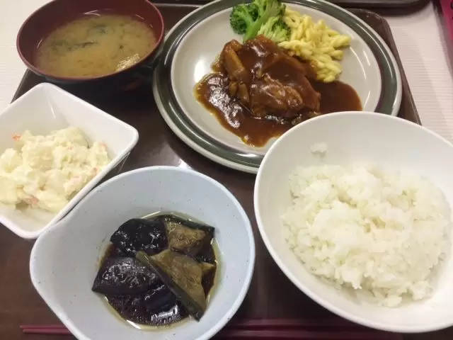 食事は従業員食堂を利用します。