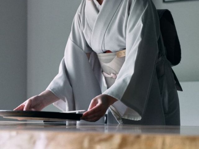 ～本格的な着物を着てお仕事したい方～
一度は憧れる本式での勤務。
一から着付けを教えます。