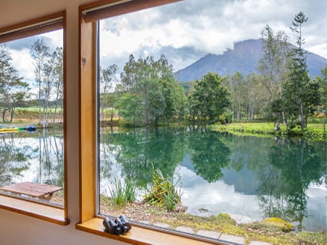 お店の横では湧き水を組むことができ、周囲に広がる自然に癒されます(^^♪