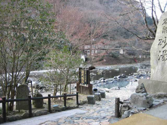 山と川に囲まれた自然豊かな温泉地です。