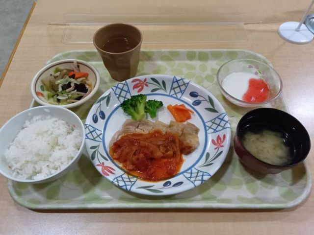日替わり定食で栄養◎満足度高いご飯です♪
