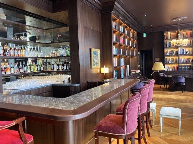 こちらのバーでお仕事です♪