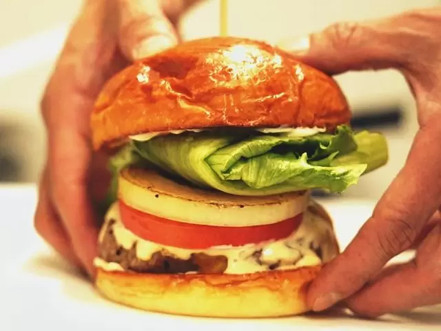 テイクアウト専門のハンバーガー屋さんです！
未経験の方でも受け入れ歓迎です♪