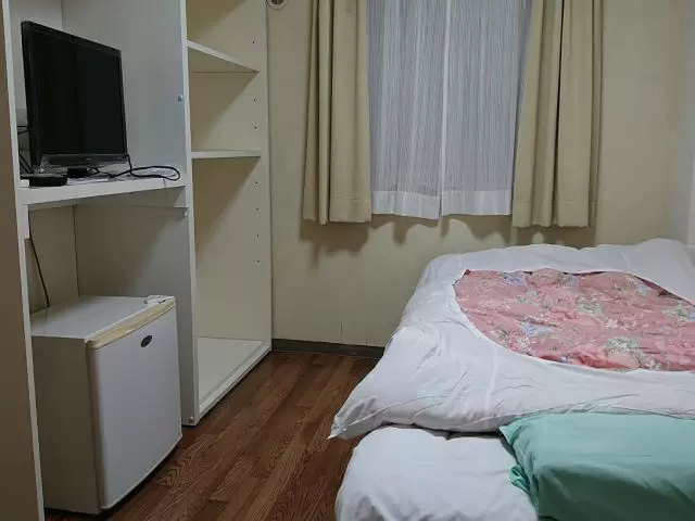 女性寮のお部屋
水回り共同ですがシャワールームや浴場も寮内に完備してます