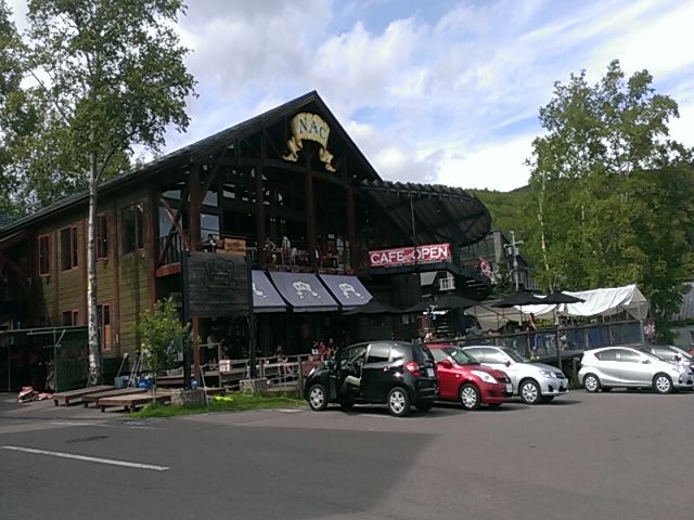 近隣には飲食店やコンビニも多数あり☆