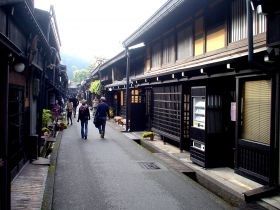 小京都の街並みが広がる高山郊外にあるホテルです。
休みの日は観光も楽しんでくださいね？