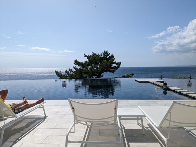 足湯に続きプールもインフィニティです♪