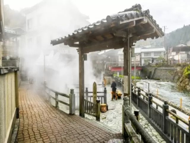 レトロな街並みの温泉街♪
日本屈指の高熱の湯で知られる荒湯の源泉温度は約98度！