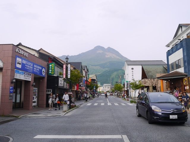 寮周辺はコンビニやスーパーもあり、生活も便利です！
寮から湯布院駅まで徒歩10分ほどです。