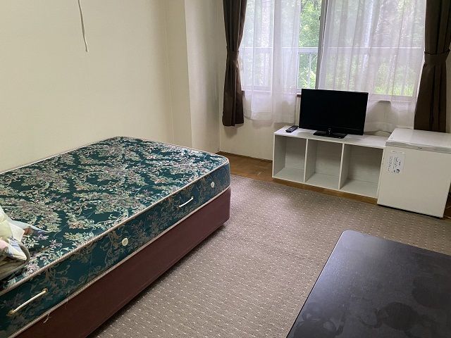 ☆寮内にはベッドやテレビも完備されています！