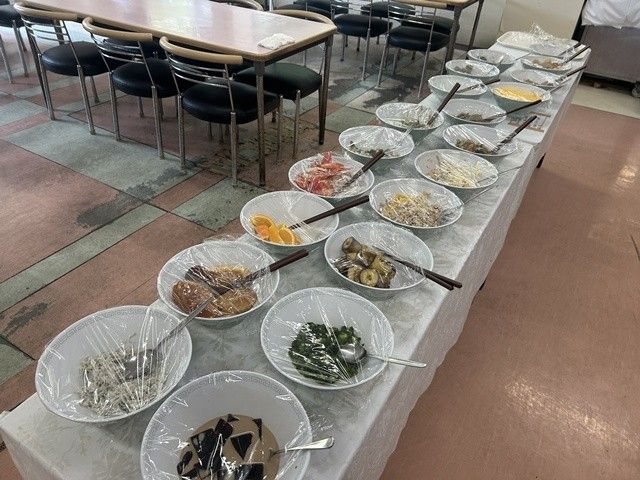 バイキングの残りと、お刺身が食べ放題！+メイン料理もつきます