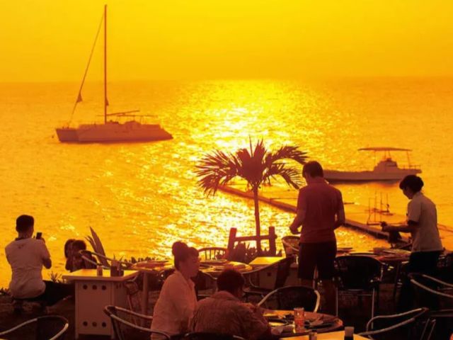 前浜ビーチ近くのリゾートホテルでのホールのお仕事♪人間関係良好で働きやすいと好評です！