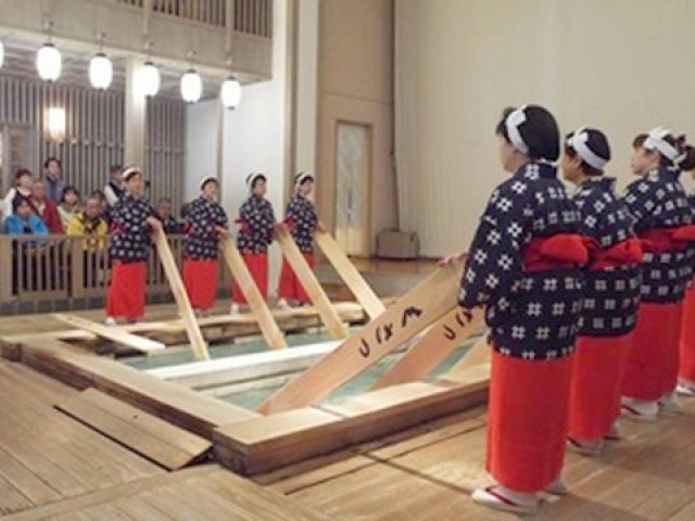 日本を代表する名泉の草津で湯もみ体験も出来ます。