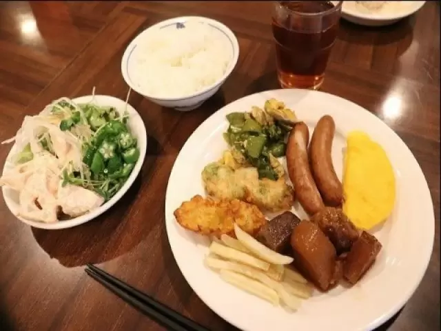 食事は朝のバイキングの残りが食べられます☆自分で好きなものが選べるのは嬉しいですね!!