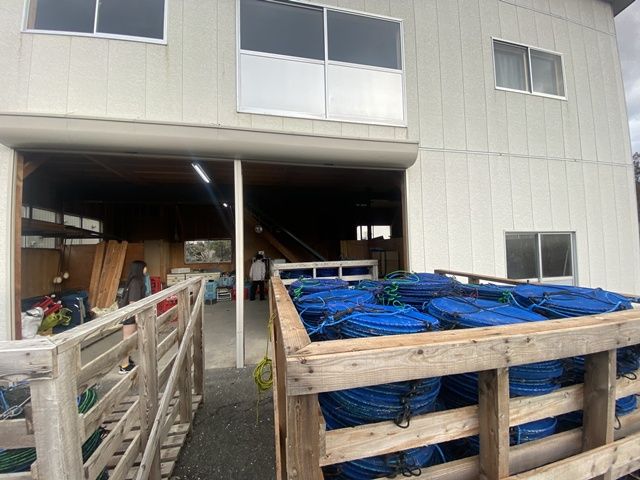 倉庫や港でカゴや網の修理・片付け等の仕事もあります。
未経験の方でも全く問題ありません！！