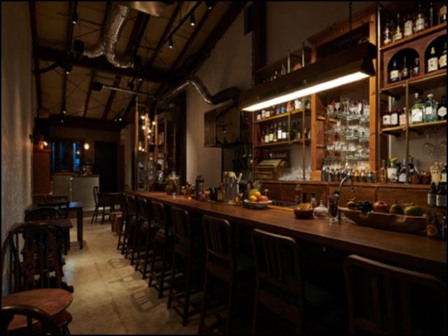 趣のある落ち着いた雰囲気のバーです。