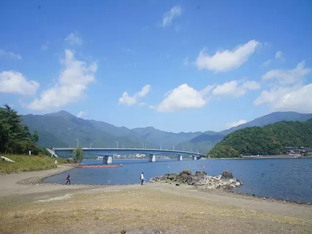 湖で釣りもできます☆