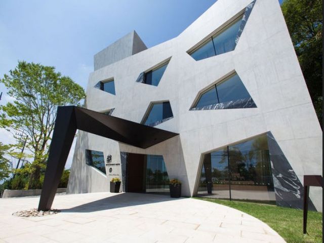 お洒落な外装でお出迎え！