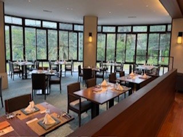 海の見えるレストランでホールのお仕事！