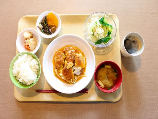 食堂で食べられる食事の例です。複数の定食から選べます。