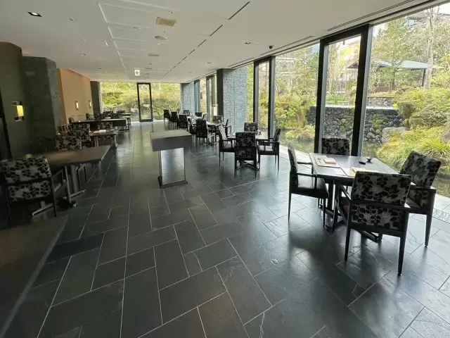庭園の見える綺麗なホールでのお仕事です!