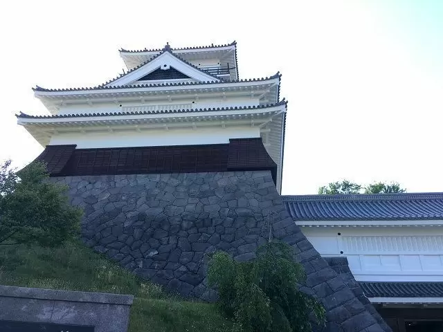 上山城天守閣です。かみのやま温泉の中でも目立つ天守閣です。別名は月岡城といわれております。