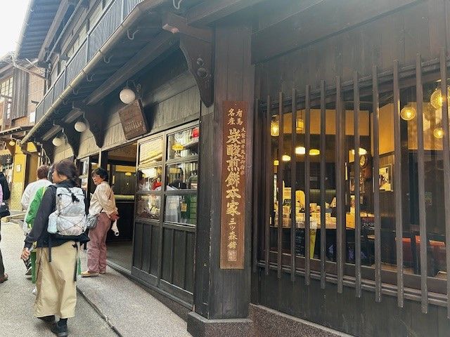 お土産店も多いので休みの日は散策しよう♪