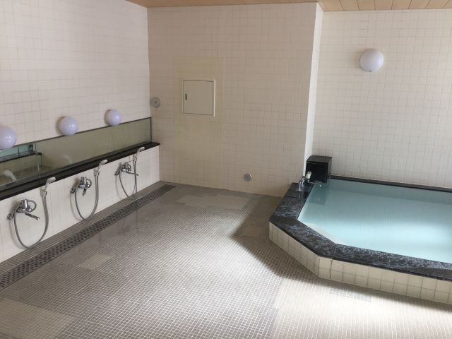 寮には足を伸ばして入れる浴場を完備☆
仕事の疲れを癒せます！