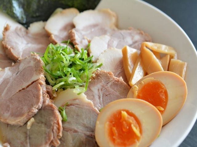 周りには飲食店やコンビニもあります♪