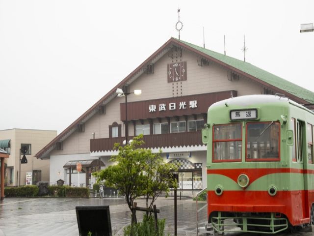 駅周辺にはスーパーやお土産屋さんもあります！