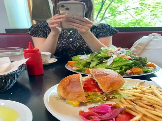 近隣には美味しい飲食店が多数ございます。