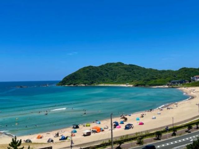 夏は近くにビーチもありますよ。