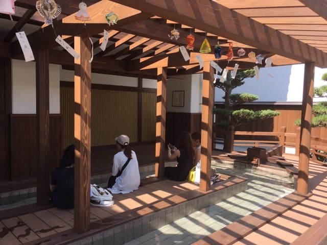 寮の周辺は足湯やお洒落なカフェ、売店、コンビニ等があります♪