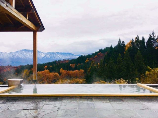 《秋は紅葉、冬は雪見露天風呂》
仕事の後に自然に囲まれた温泉で疲れを癒しましょう♪