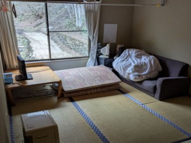 寮の部屋の写真です！大自然の館内大浴場や、家族風呂も利用可能です！