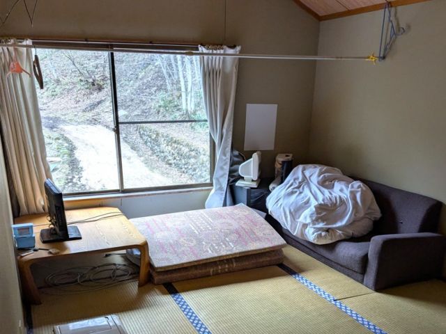 寮の部屋の写真です！大自然の館内大浴場や、家族風呂も利用可能です！