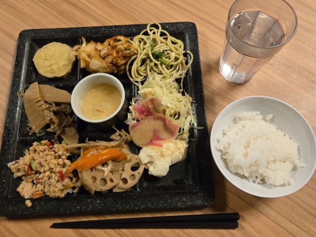 ～夜はバイキングの残りを召し上がっていただきます～
美味しいと評判です！！