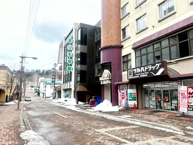温泉街でコンビニやドラックストア、喫茶店は徒歩圏内です！