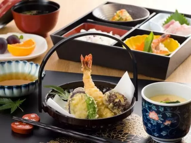和食の懐石料理の提供をして頂きます。