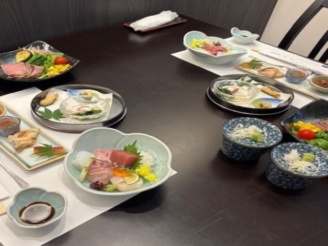 料理を並べて接客業務をしていただきます！