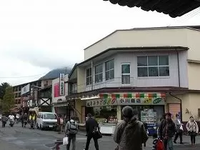 ☆昔ながらの商店もありますがコンビニも強羅駅にはあるんですよ☆