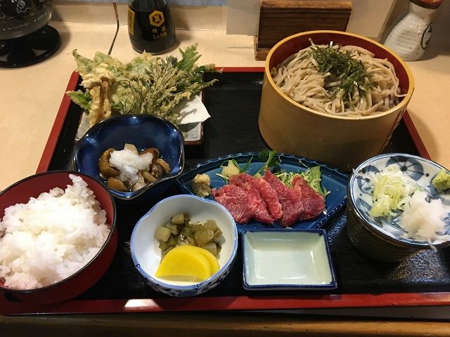 近くで蕎麦も馬刺しも食べれちゃいます♪