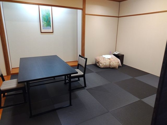 寮は館内の元宴会場の綺麗なお部屋！お風呂は嬉しい温泉です。