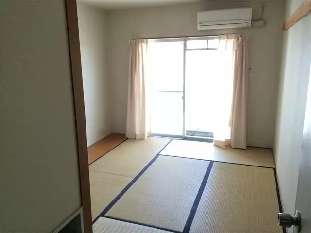 男子寮も女子寮も6畳一間の和室です。清潔な水回りなどで生活しやすいです！
