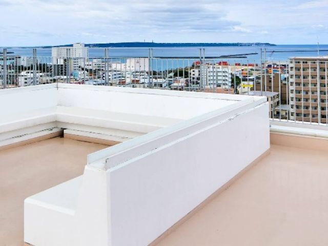 宮古ブルーや伊良部島に沈む夕日を眺めることができます。